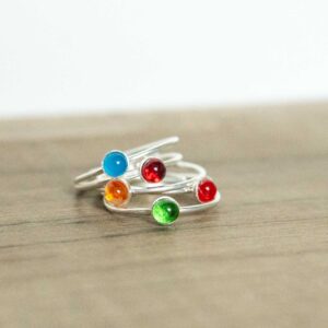 5 bagues en verre coloré