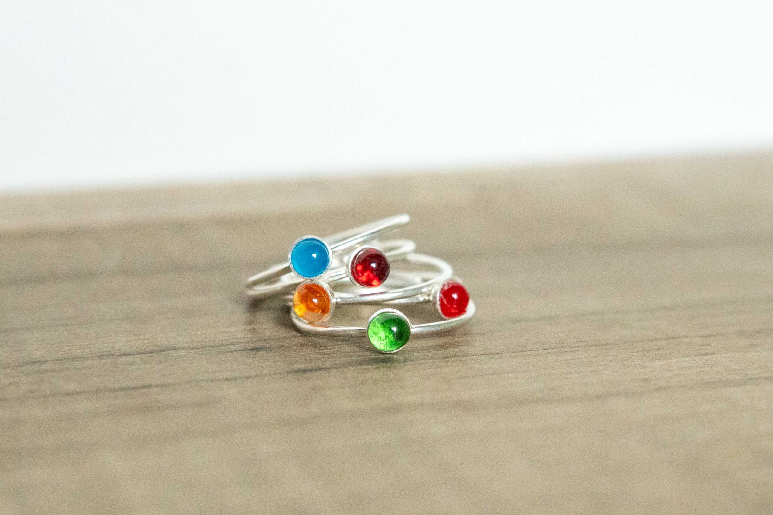 5 bagues en verre coloré